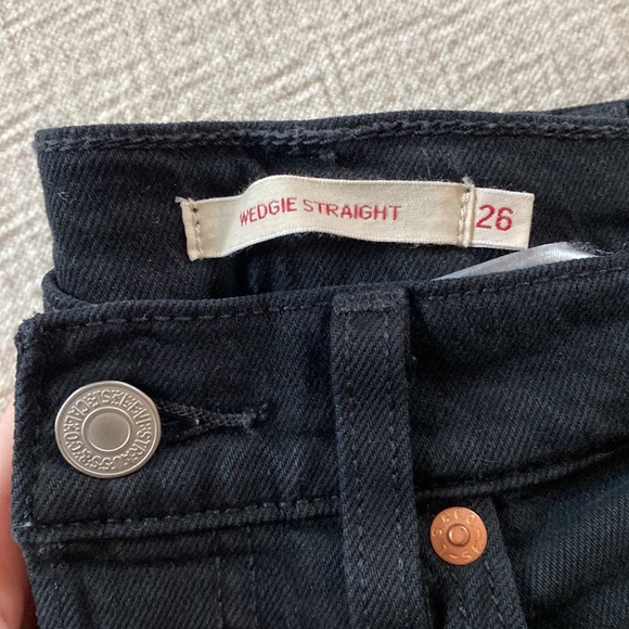 Levi’s Wedgie Straight Ankle Jeans in Black Heart - Picture 2 of 9